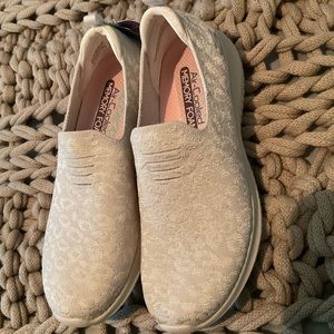 Sketchers memory foam shoes